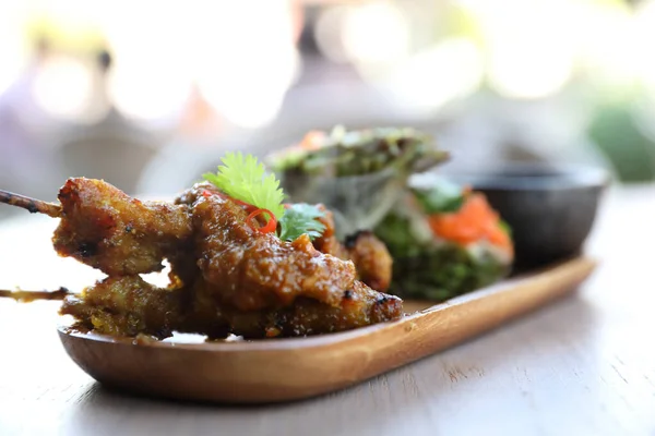 Pollo Satay Sobre Fondo Madera —  Fotos de Stock