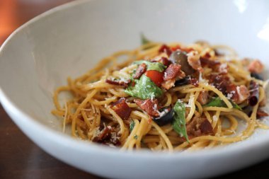 Ahşap arka planda kurutulmuş Chili ve pastırmalı spagetti.