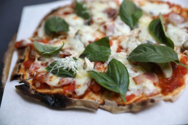 Pizza, mantar ve fesleğen.