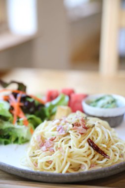 Japon usulü midyeli ve jambonlu spagetti.