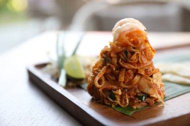 Tayland yemeği Tayland yemeği, karidesli kızarmış şehriye.