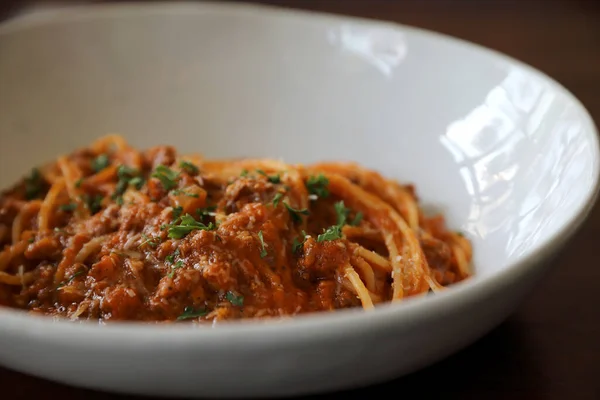 Espaguetis Boloñesa Con Carne Picada Salsa Tomate Adornada Con Queso —  Fotos de Stock