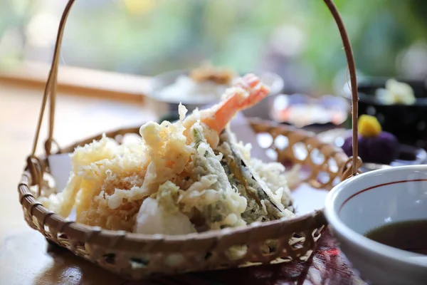 Tempura Creveți Prăjiți Mâncare Japoneză Fundal Lemn — Fotografie, imagine de stoc