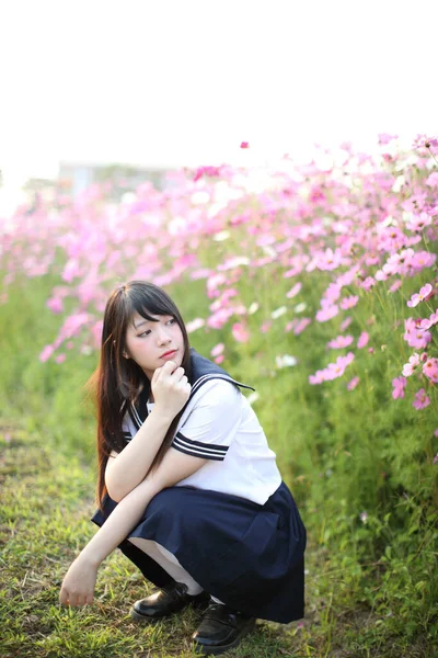 Portrait Uniforme Écolière Japonaise Avec Fleur Cosmos Rose — Photo