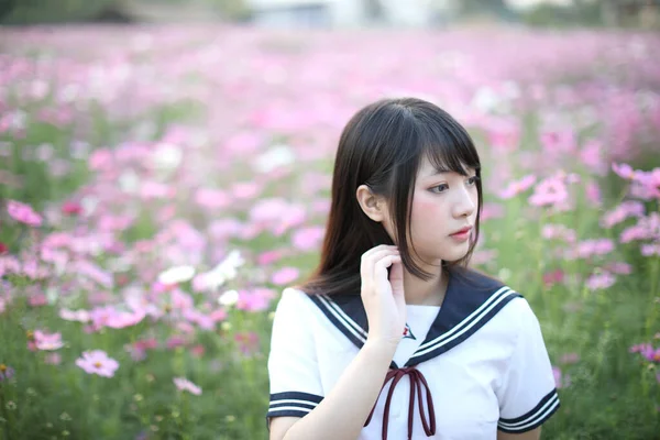 Porträtt Japansk Skolflicka Uniform Med Rosa Kosmos Blomma — Stockfoto