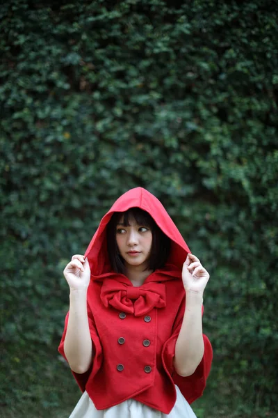 Portrait Young Woman Little Red Riding Hood Costum Apple Bread — Stok Foto