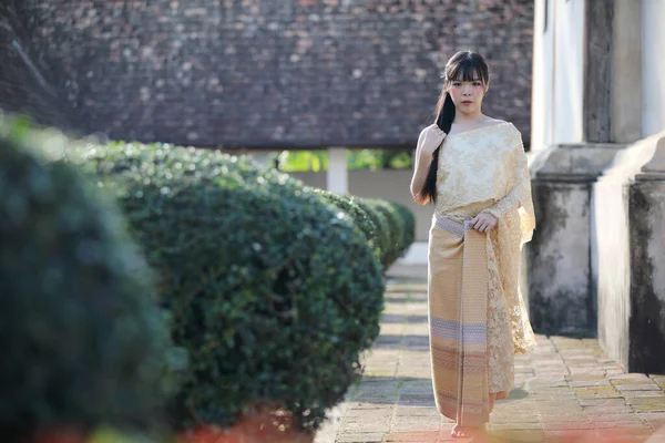 Ritratto Donna Tailandese Con Abito Tradizionale Tailandese Che Cammina Con — Foto Stock