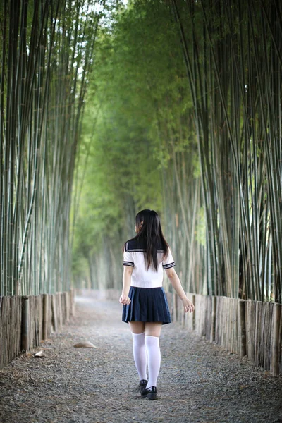 具有竹林背景的美丽的亚洲日本高中女生制服的肖像 — 图库照片