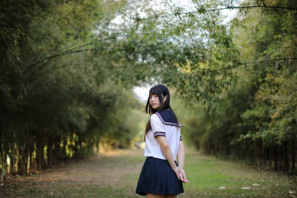 Portrait Belle Asiatique Japonais Lycée Fille Uniforme Recherche Bambou Forêt — Photo