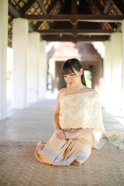 Retrato Mujer Tailandesa Con Vestido Tradicional Tailandés Sentado Con Fondo — Foto de Stock