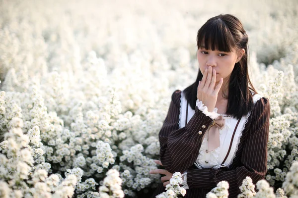Portret Azjatycki Dziewczyna Małym Białym Tle Kwiaty — Zdjęcie stockowe