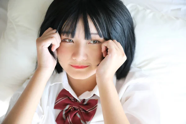 Porträt Japanisch Schulmädchen Weiß Ton Bett Zimmer — Stockfoto