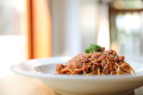 Espaguete Bolonhesa Com Carne Picada Molho Tomate Decorado Com Queijo — Fotografia de Stock