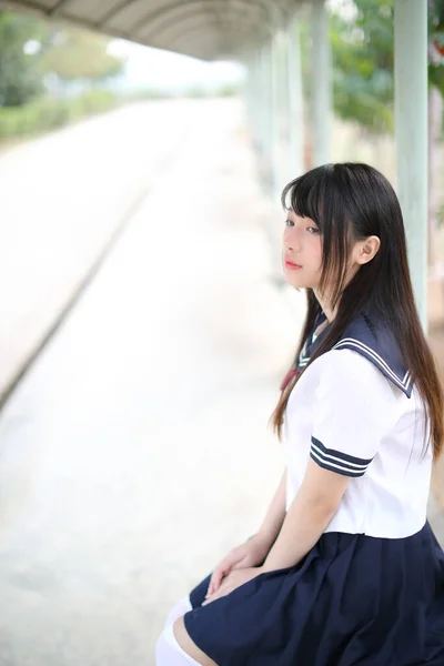 Asijské Školní Dívka Sedí Venkovním Zázemím — Stock fotografie