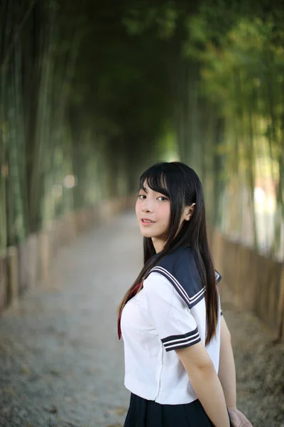 Portrait Belle Asiatique Japonais Lycée Fille Uniforme Recherche Bambou Forêt — Photo