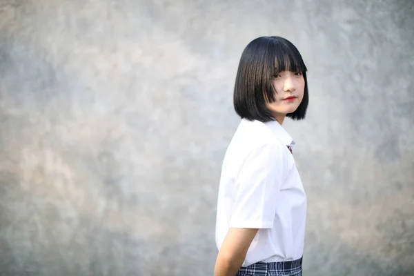 Retrato Menina Asiática Com Camisa Branca Saia Olhando Natureza Livre — Fotografia de Stock