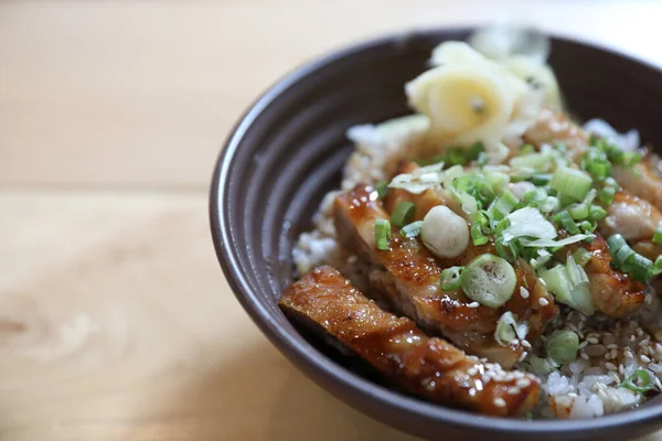 Makanan Jepang Ayam Teriyoki Dengan Nasi Atas Kayu Latar — Stok Foto