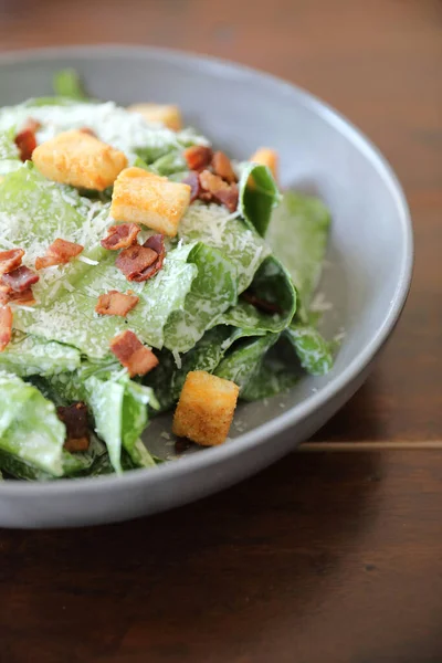 Kavrulmuş Ekmek Domuz Pastırmalı Sezar Salatası Ahşap Arka Planda — Stok fotoğraf