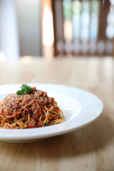 Espaguetis Boloñesa Con Carne Picada Salsa Tomate Adornada Con Queso — Foto de Stock