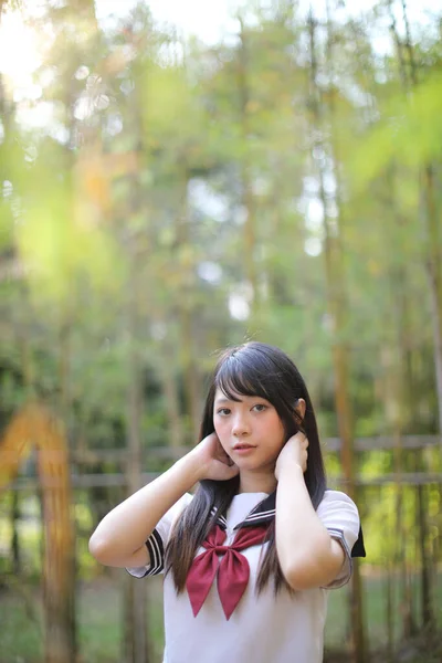 Portrait Belle Asiatique Japonais Lycée Fille Uniforme Recherche Bambou Forêt — Photo