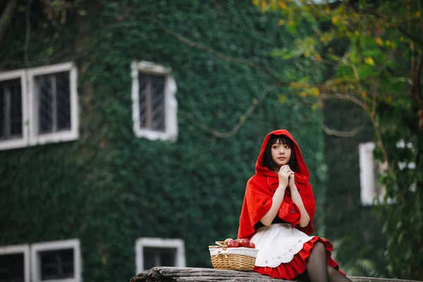 Portret Młoda Kobieta Małym Czerwonym Stroju Kaptura Jabłkiem Chlebem Koszu — Zdjęcie stockowe