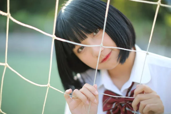 Πορτρέτο Της Όμορφης Ασιατικής Ιαπωνικής Στολή Κορίτσι Γυμνασίου Ψάχνει Δίχτυ — Φωτογραφία Αρχείου
