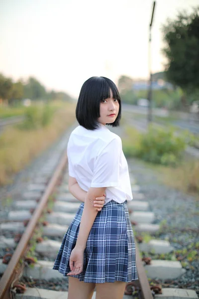 Portré Ázsiai Lány Fehér Ing Szoknya Keres Szabadban Természet Évjárat — Stock Fotó
