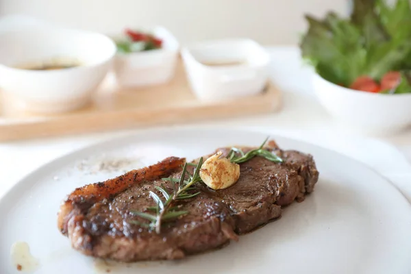 Bife Vaca Com Salada Mesa Branca — Fotografia de Stock