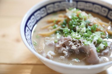 Ramen Japon eriştesi çorbası, erişte ve ahşap masada domuz eti.
