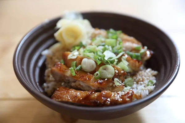 Comida Japonesa Frango Teriyoki Com Arroz Sobre Fundo Madeira — Fotografia de Stock