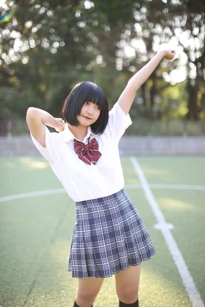 Retrato Menina Asiática Com Camisa Branca Saia Olhando Natureza Livre — Fotografia de Stock