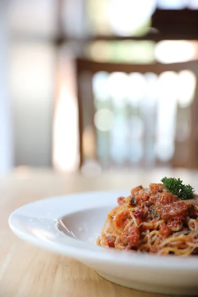 Espaguetis Boloñesa Con Carne Picada Salsa Tomate Adornada Con Queso —  Fotos de Stock