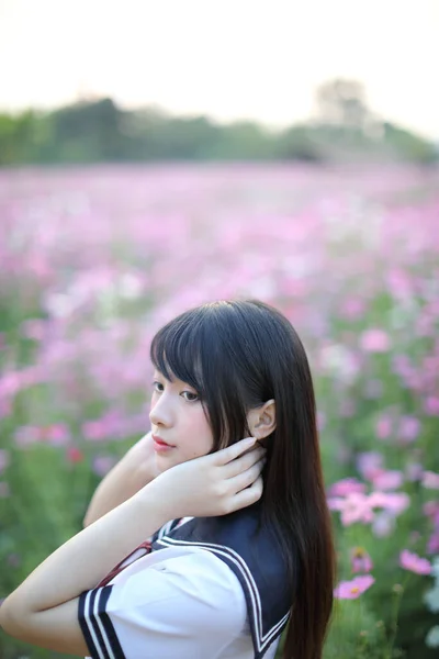 Retrato Uniforme Niña Escuela Japonesa Con Flor Cosmos Rosa — Foto de Stock