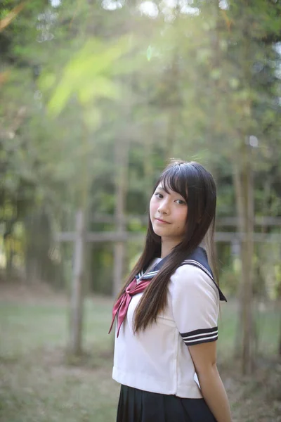 Retrato Belo Asiático Japonês Menina Ensino Médio Uniforme Olhando Com — Fotografia de Stock