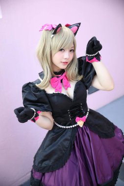 Japon animasyonu, pembe oda arka planında kız kostümü portresi.