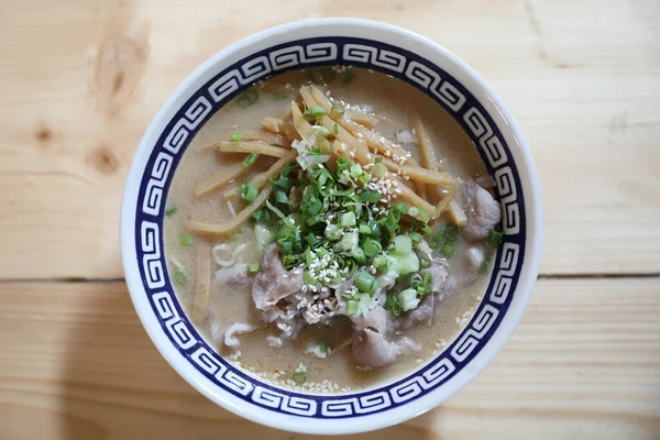 Comida Sopa Macarrão Japonês Ramen Com Macarrão Porco Mesa Madeira — Fotografia de Stock