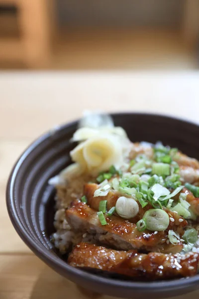 Японская Еда Курица Терийоки Рисом Деревянном Фоне — стоковое фото