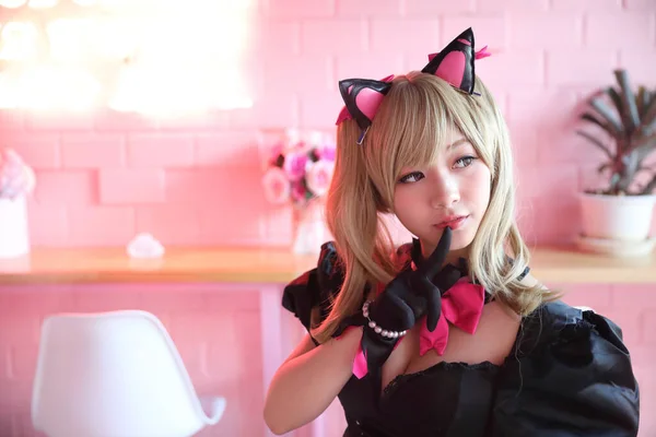日本动漫角色扮演 粉红房间背景下的女孩角色扮演 — 图库照片