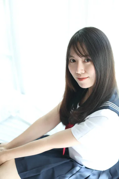 Портрет Японской Школьницы Комнате Белого Тона Кровать — стоковое фото