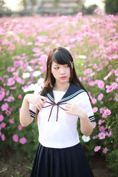 Portrait Uniforme Écolière Japonaise Avec Fleur Cosmos Rose — Photo