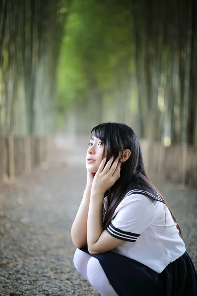 具有竹林背景的美丽的亚洲日本高中女生制服的肖像 — 图库照片