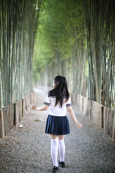 Portré Gyönyörű Ázsiai Japán Középiskolai Lány Egyenruha Látszó Val Bambusz — Stock Fotó
