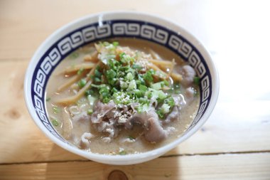 Ramen Japon eriştesi çorbası, erişte ve ahşap masada domuz eti.