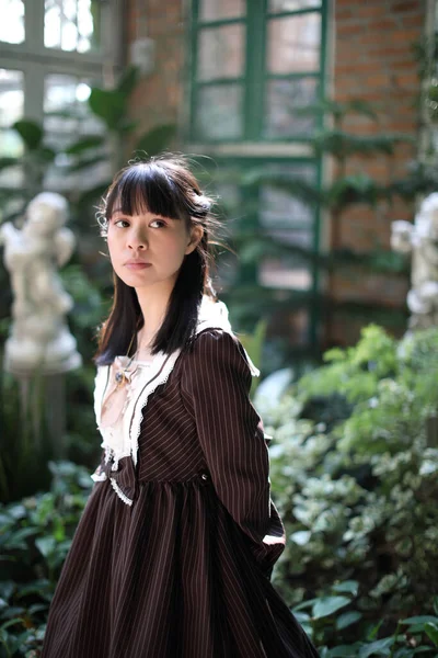 Portrait Fille Asiatique Avec Fond Fleurs Violettes — Photo