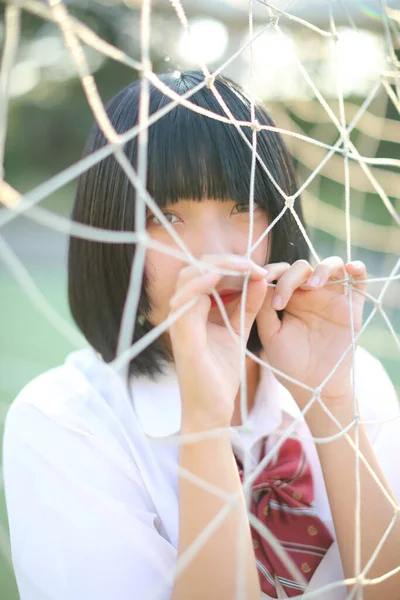 Portret Pięknej Azjatyckiej Japońskiej Szkoły Średniej Dziewczyna Mundur Patrząc Netto — Zdjęcie stockowe