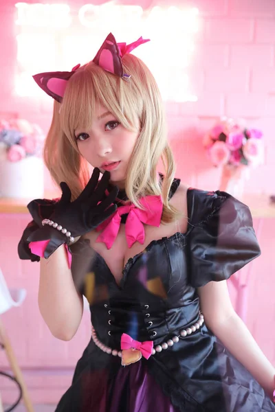 日本のアニメコスプレ ピンクの部屋の背景の女の子のコスプレの肖像画 — ストック写真