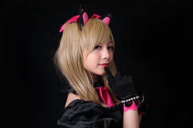 Siyah arka planda izole edilmiş Japon anime kostüm kızı portresi