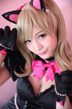 Japon animasyonu, pembe oda arka planında kız kostümü portresi.