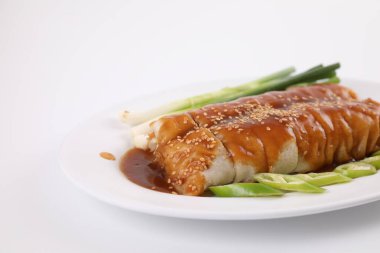 Yumurtalı dürüm olarak da bilinen yerel Tayland yemekleri beyaz arka planda izole edilmiştir.