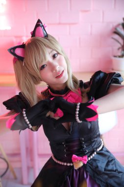 Japon animasyonu, pembe oda arka planında kız kostümü portresi.